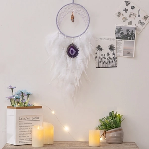 Acchiappasogni boho con fetta di agata viola e piume bianche per pareti interne