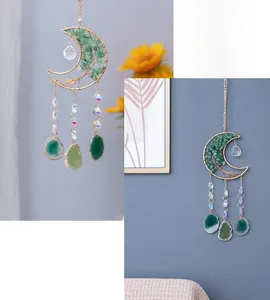 Detail van maan-zonnevanger met groene kristallen levensboom en agaatplakjes