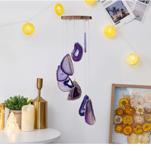 Detailansicht von böhmischem Windspiel aus lila Naturachat mit Holzsockel als Wanddeko