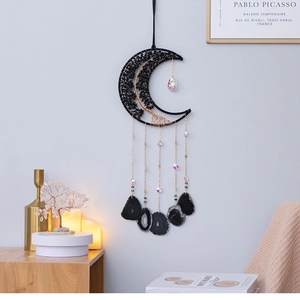 Détail d'un attrape-rêve lune en obsidienne avec arbre de vie en cuivre et tranches d'agate