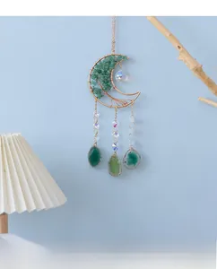 Detail van maan zonnevanger met levensboom en hangende plakjes groene agaat