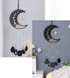 Détail de l'attrape-rêves lune avec arbre de vie en obsidienne et tranches d'agate