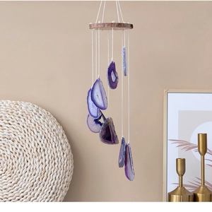 Nahaufnahme von lila Achatscheiben an einer Holzbasis für Boho-Wohndekoration