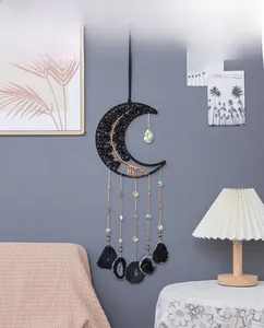 Détail d'attrape-rêves en lune avec arbre de vie et tranches d'agate noire pour décoration murale