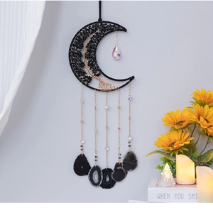Détail d'un attrape-rêve lune avec obsidienne, arbre de vie en cuivre et tranches d'agate