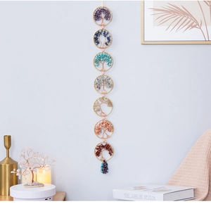 Dettaglio dell'albero della vita 7 Chakra fatto a mano con pietre naturali colorate