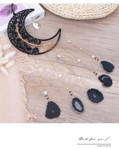 Détail de déco murale lune avec l'arbre de vie en obsidienne et tranches d'agate noire