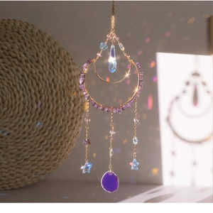Detalle de atrapasol de amatista con rodaja de ágata y cristales de estrellas azules