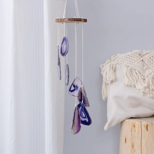 Boho Windspiel mit lila Achatscheiben und Naturholzplatte für gemütliche Deko
