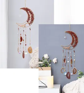 Détail de l'attrape-soleil lune en agate rouge avec cadre doré et cristaux brillants
