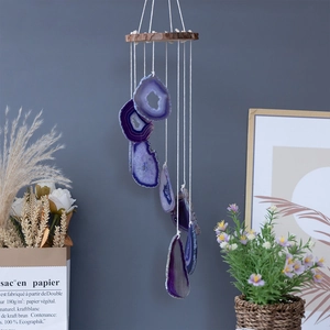 Windspiel aus lila Achatscheiben mit Naturholz-Oberseite für die Innendekoration zu Hause