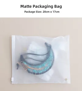 Détail de l'attrape-rêve lune en sachet dépoli avec dimensions de 20 cm sur 17 cm