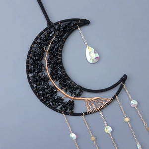 Décoration murale lune en obsidienne avec arbre de vie artisanal et chaînes dorées