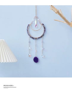Atrapasol de luna bohemio con piedras de amatista y rodaja de ágata en pared azul