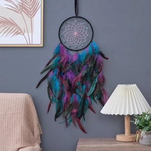 Handgefertigter Boho-Traumfänger mit lila Federn und Türkisperlen für Wanddekoration