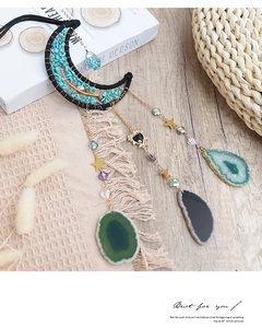 Détail de l'attrape-rêves lune arbre de vie avec turquoises et tranches d'agate