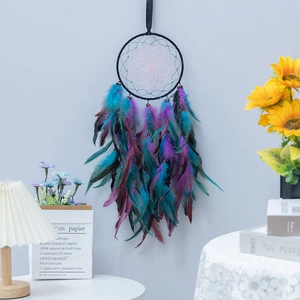 Handgefertigter Boho-Traumfänger mit lila Netz und bunten Federn für die Wanddekoration