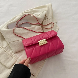 Fuchsia gewatteerde crossbodytas met kaviaartextuur, gouden ketting en metalen sluiting