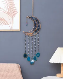 Détail d'attrape-rêves lune avec arbre de vie tissé et tranches d'agate bleue polie