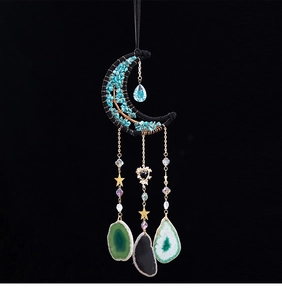 Détail du support en forme de lune avec pierres turquoise et tranches d'agate naturelle