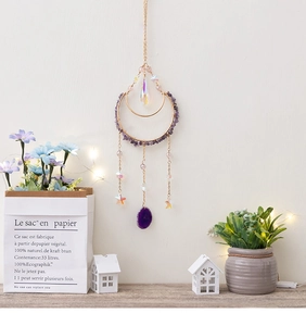 Detalle de atrapasueños de luna con amatista, aros dorados y colgante de ágata púrpura