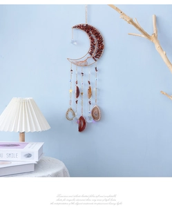 Détail d'un attrape-soleil lune avec l'arbre de vie rouge et prisme en cristal pur