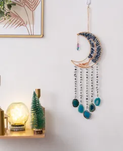 Détail d'un attrape-rêves en lune avec tranches d'agate bleue et tissage d'arbre de vie