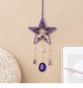 Detalle del colgante estrella árbol de vida en amatista con una rodaja de ágata colgante