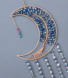 Détail d'un attrape-rêves en forme de lune avec l'arbre de vie et perles de cristal