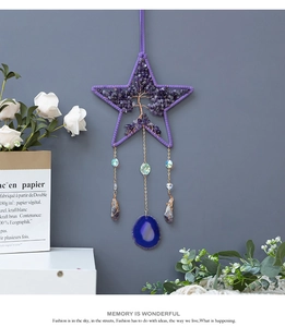 Detalle artesanal del árbol de la vida de pared con cristal violeta y rodaja de ágata