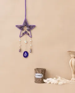 Detalle de estrella artesanal de amatista tejida a mano con árbol de la vida y ágata