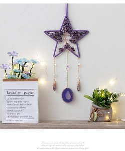 Detalle del árbol de la vida trenzado sobre decoración de estrella de cristal lila