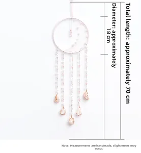 Détail d'un attrape-rêves rose fait main avec dimensions 18cm de diamètre et 70cm de long