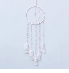 Détail de la suspension murale arbre de vie rose avec anneau tissé et perles de cristal