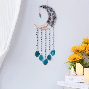 Acchiappasogni luna boho con albero della vita, cristalli blu e fette di agata da muro