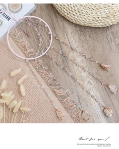 Détail d'attrape-rêves rose avec pendentifs en quartz blanc et fil de fer doré