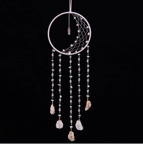 Détail de l'attrape-rêve lune fait main avec pierres de cristal et franges tissées