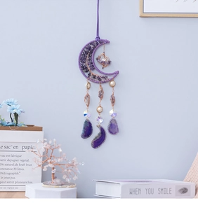 Dettaglio dell'acchiappasogni luna con ametista e fette di agata viola appese