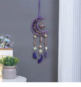 Dettaglio dell'acchiappasogni luna viola con albero della vita in ametista e fette d'agata