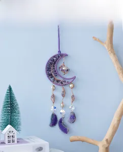 Dettaglio dell'acchiappasogni luna con cristalli viola e fette di agata appese