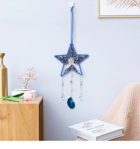 Dettaglio macro dell'albero della vita a stella con cristalli blu e una fetta di agata