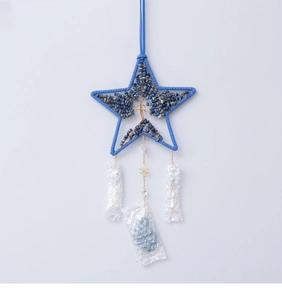Dettaglio decorazione pentagramma blu con albero della vita in rame e pietre di cristallo