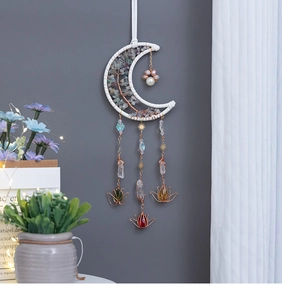 Dettaglio dell'acchiappasogni luna con pietre di fluorite e pendenti in cristallo