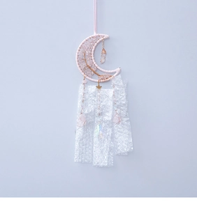Acchiappasogni a luna con cristalli rosa, cornice intrecciata e nastri in pizzo bianco