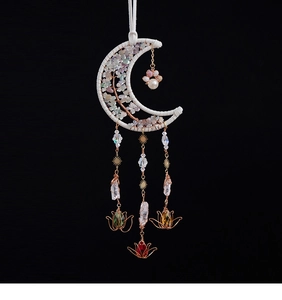 Dettaglio dell'acchiappasogni luna con albero della vita e ciondoli in fluorite