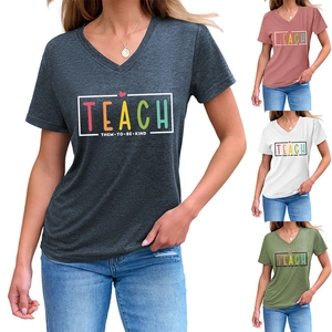 Détail de t-shirts col V avec imprimé Teach Them To Be Kind en plusieurs coloris