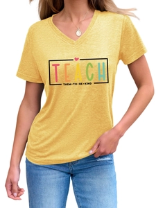 T-shirt col en V jaune moutarde avec imprimé Teach Them To Be Kind en coton doux