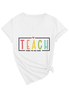 Détail du t-shirt blanc à col en V avec texte 'TEACH THEM TO BE KIND' et nœud à la taille