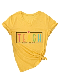 Détail du t-shirt jaune à col en V avec imprimé coloré et nœud élégant à l'ourlet