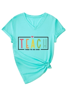 Détail du t-shirt vert menthe à col en V avec manches retroussées et imprimé éducatif